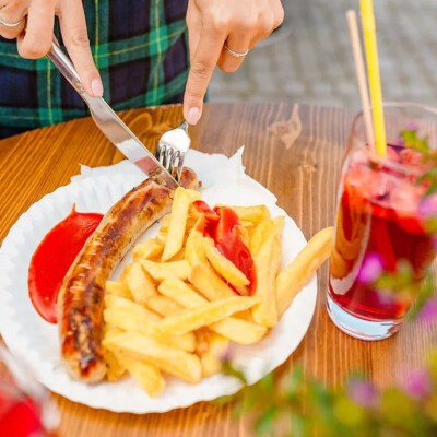 Bistro neufun Würstchen mit Pommes