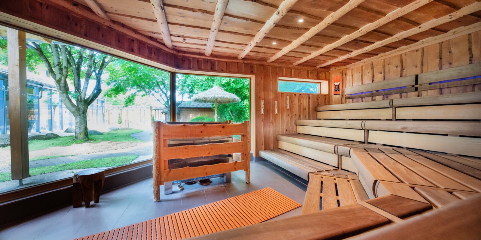 Bänke in der Panoramasauna der Sauna-Oase des Hallenbad neufun