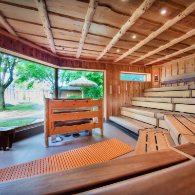 Bänke in der Panoramasauna der Sauna-Oase des Hallenbad neufun