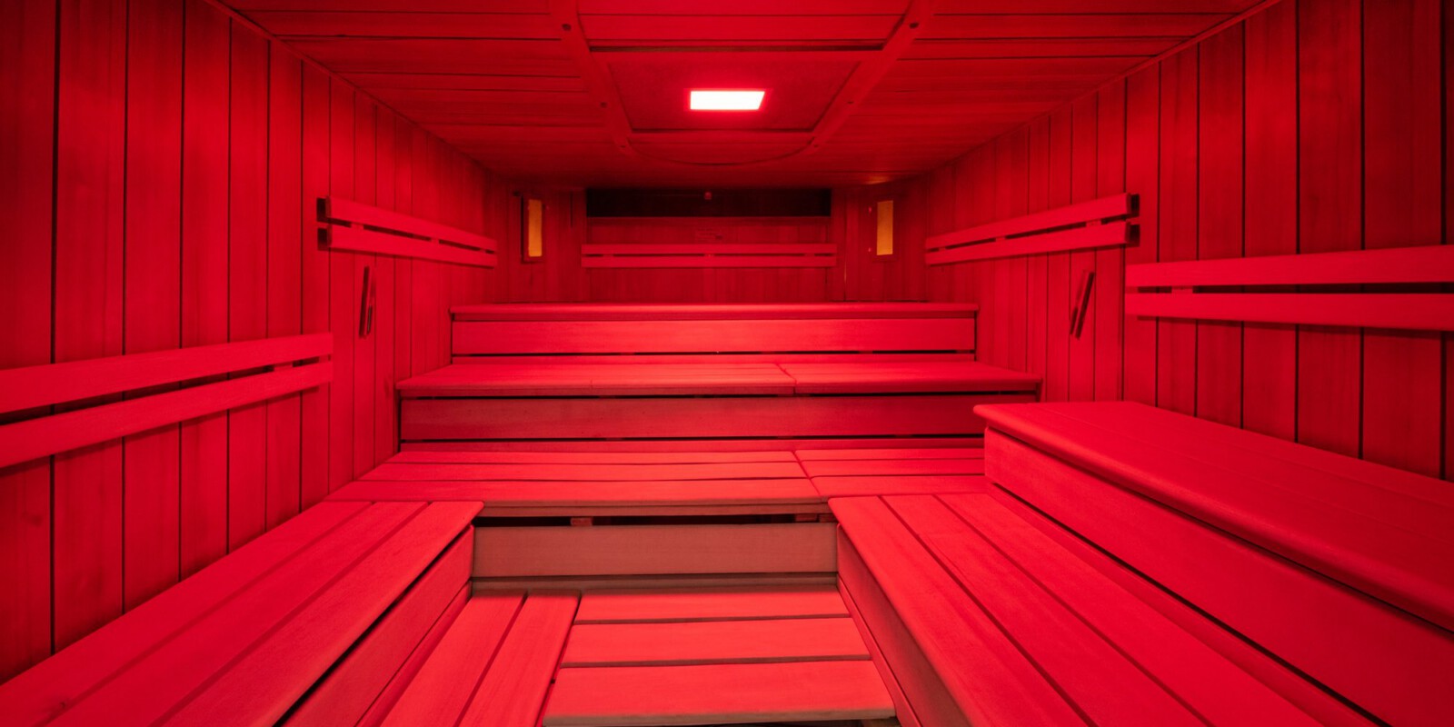 Das Kolldarium in der Sauna-Oase des neufun mit roter Beleuchtung