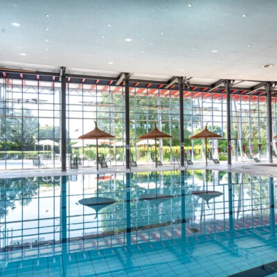 Schwimmerbecken und Liegen im Hallenbad neufun