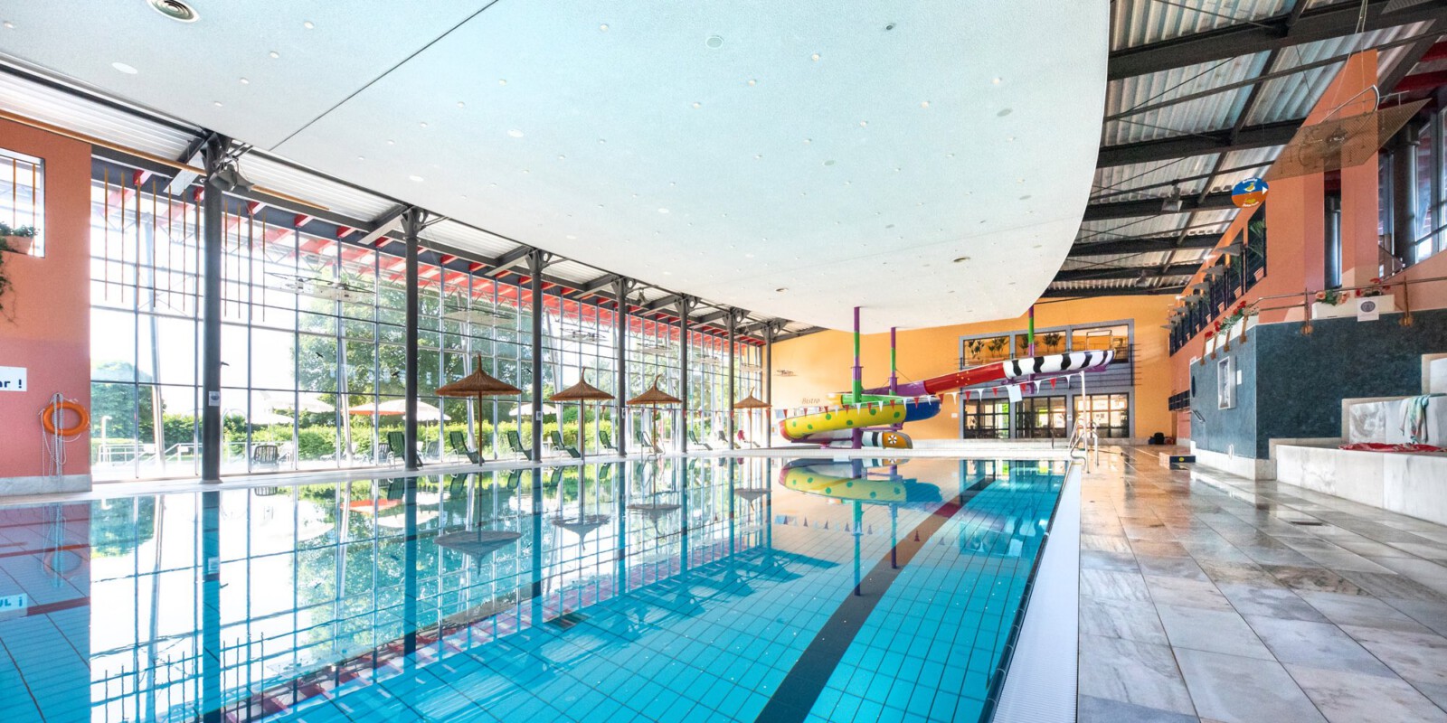 Schwimmerbecken, Lehrschwimmbecken und Liegen im Hallenbad neufun