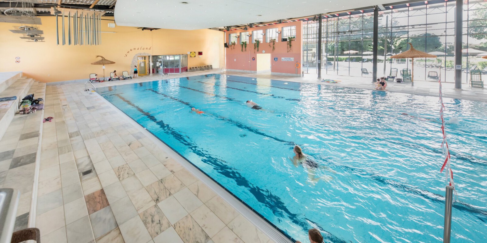 Besucher im Schwimmerbecken des Hallenbad neufun