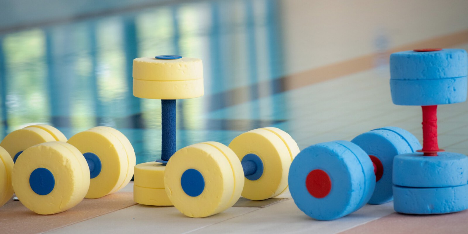 Aquafitness-Hanteln im Hallenbad neufun