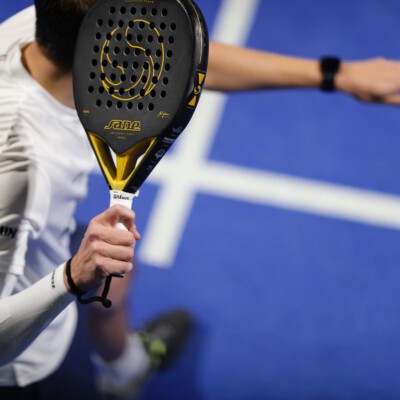 Spieler mit Padel-Tennis Schläger im Freizeitpark Neufahrn